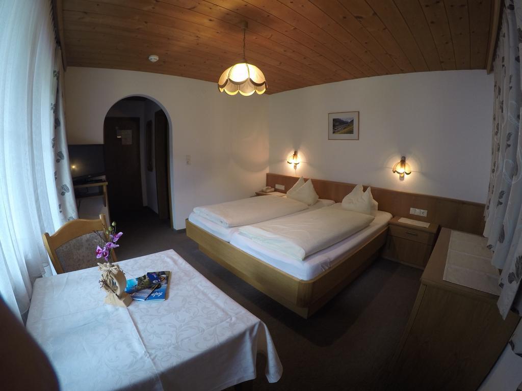 Gaestehaus Alpenland ทักซ์ ภายนอก รูปภาพ