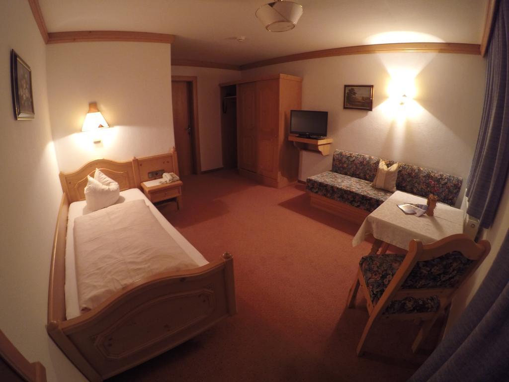Gaestehaus Alpenland ทักซ์ ภายนอก รูปภาพ